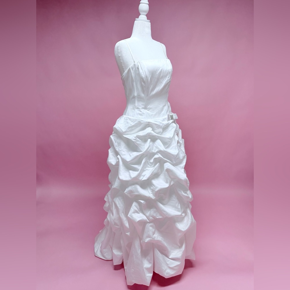 Elegant David’s Bridal White Strapless Gown - Picture 6 of 7